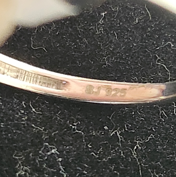 Elegant Silver and Blue Diamond Ring - Picture 7 of 7